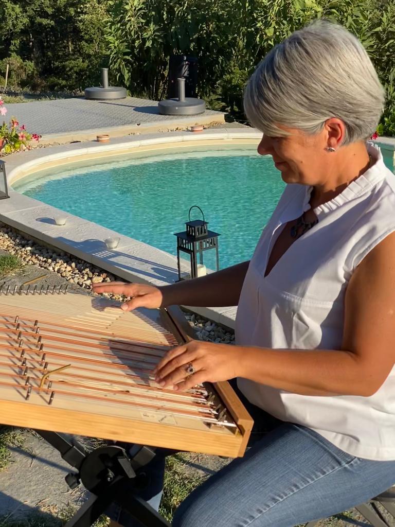 Barbara Bonelli suona la cetra a bordo piscina